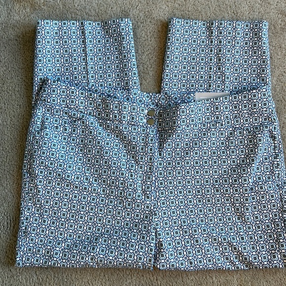 Chico's Secret Stretch Straight Leg Crop Charming Geo pattern Size 3 or Size 16 - Picture 3 of 6